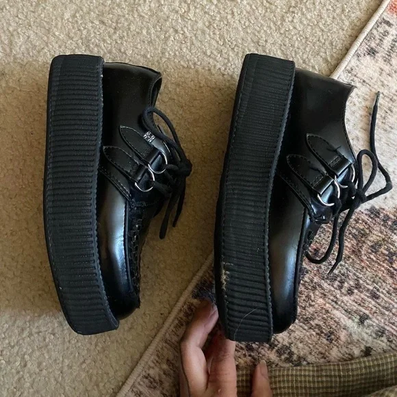 T.U.K. Black leather creepers platform shoes with lace-up detail - Picture 3 of 6
